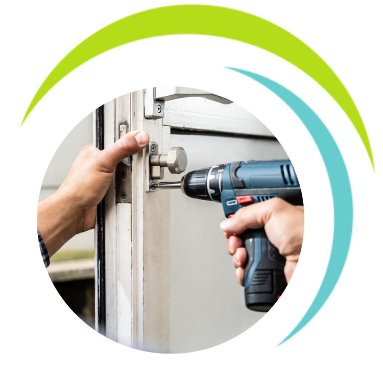 Eine Person verwendet einen Akkuschrauber, um eine Tür zu reparieren.