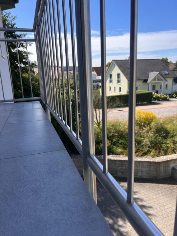Balkon mit sauberem Metallgeländer