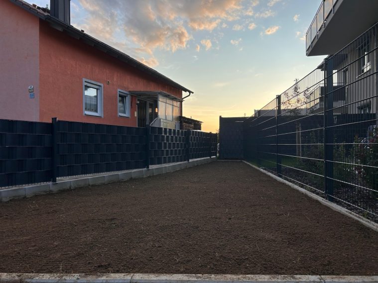 Rotes Haus mit einem gesäubertem Grünstreifen