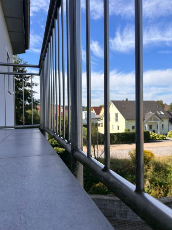 Balkon mit schmutzigem Metallgeländer