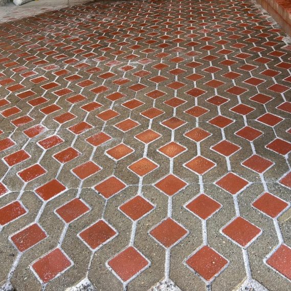 Rautenförmiges Pflaster mit roten Pflastersteinen